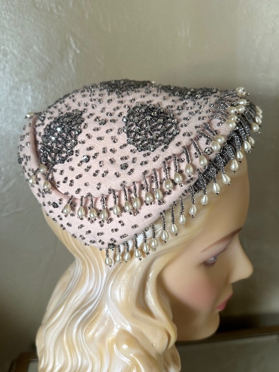 FUN-TASTIC 1950s\' SOFT PINK BEADED COCKTAIL HAT WITH DANGLING PEARLS main image 13